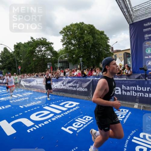 29.06.2025 - hella hamburg halbmarathon Zöllner http://msf.ph/oto/8399007 29.06.2025 10:36:18 Ziel 2774, 6829, 6990, 6993, 12447, 13991, 14601, 15115, 15348, 16158, 17078, 17329, 17691 meine-sportfotos.de