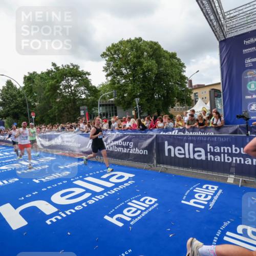 29.06.2025 - hella hamburg halbmarathon Zöllner http://msf.ph/oto/8399013 29.06.2025 10:36:18 Ziel 2774, 6829, 6990, 6993, 12447, 13991, 14601, 15115, 15348, 16158, 17078, 17329, 17691 meine-sportfotos.de