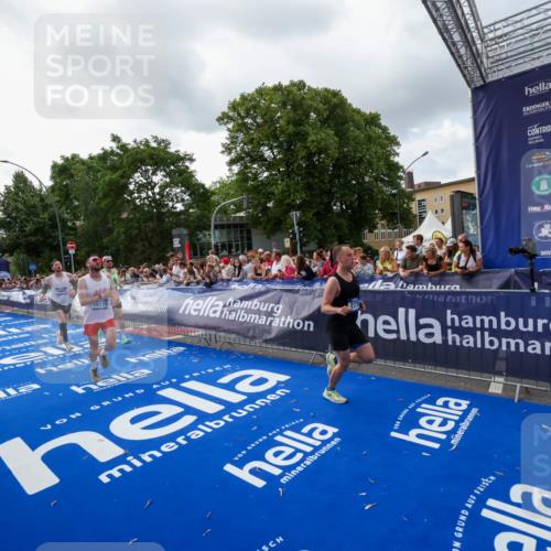 29.06.2025 - hella hamburg halbmarathon Zöllner http://msf.ph/oto/8399026 29.06.2025 10:36:19 Ziel 2774, 6829, 6993, 13991, 14601, 15115, 15348, 16158, 17329, 17691 meine-sportfotos.de