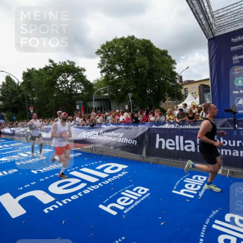 29.06.2025 - hella hamburg halbmarathon Zöllner http://msf.ph/oto/8399035 29.06.2025 10:36:19 Ziel 2774, 6829, 6993, 13991, 14601, 15115, 15348, 16158, 17329, 17691 meine-sportfotos.de