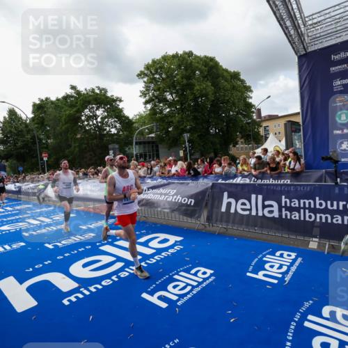 29.06.2025 - hella hamburg halbmarathon Zöllner http://msf.ph/oto/8399042 29.06.2025 10:36:19 Ziel 2774, 6829, 6993, 13991, 14601, 15115, 15348, 16158, 17329, 17691 meine-sportfotos.de