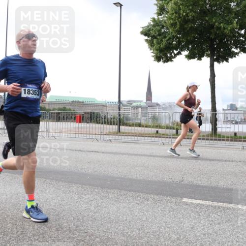 29.06.2025 - hella hamburg halbmarathon Lena Gebhardt http://msf.ph/oto/8399070 29.06.2025 10:40:36 Lombardsbrücke 18353, 1018, 1037, 1075, 1323, 2019, 2042, 2109, 2173, 2206, 2254, 2299, 2515, 2572, 2762, 2763, 2858, 3121, 3237, 3293, 3295, 3306, 3432, 3515, 3607, 3694, 3808, 3810, 4044, 4173, 4271, 4411, 4530, 4612, 4756, 4775, 4906, 4972, 5059, 5113, 5263, 5351, 5352, 5702, 5753, 5975, 6076, 6098, 6163, 6229, 6278, 6280, 6289, 6363, 6463, 6548, 6673, 6866, 6876, 6920, 7108, 7174, 7293, 7675, 7850, 7956, 8053, 8054, 8307, 8378, 8391, 8429, 8430, 9237, 11053 meine-sportfotos.de