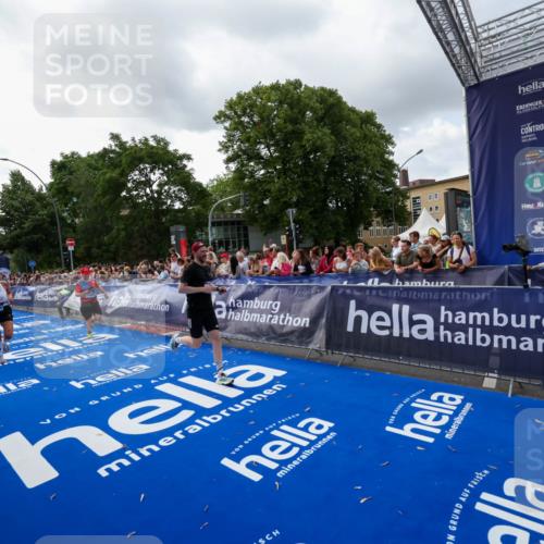 29.06.2025 - hella hamburg halbmarathon Zöllner http://msf.ph/oto/8399083 29.06.2025 10:36:22 Ziel 6829, 6993, 12051, 13991, 14075, 15348, 16158, 17192 meine-sportfotos.de