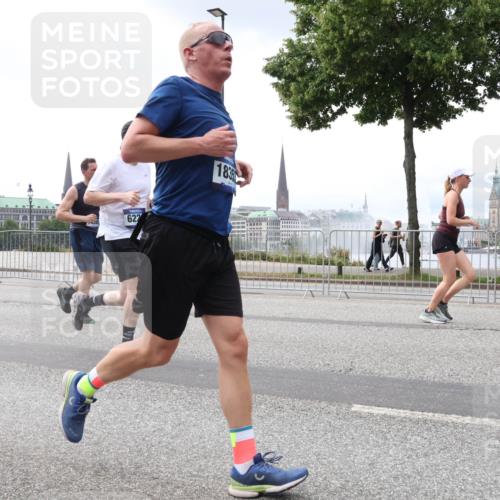 29.06.2025 - hella hamburg halbmarathon Lena Gebhardt http://msf.ph/oto/8399092 29.06.2025 10:40:37 Lombardsbrücke 341, 622, 1835, 1018, 1037, 1075, 1323, 2019, 2042, 2109, 2173, 2206, 2299, 2515, 2572, 2762, 2763, 2858, 3121, 3237, 3293, 3295, 3306, 3432, 3515, 3607, 3694, 3808, 3810, 4044, 4271, 4411, 4530, 4612, 4756, 4775, 4906, 4972, 5059, 5113, 5263, 5351, 5352, 5702, 5753, 5975, 6076, 6098, 6163, 6229, 6278, 6280, 6289, 6363, 6463, 6673, 6866, 6876, 6920, 7108, 7174, 7293, 7675, 7850, 7956, 8053, 8054, 8307, 8378, 8391, 8429, 8430, 9009, 9237, 11053 meine-sportfotos.de