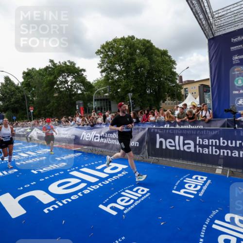 29.06.2025 - hella hamburg halbmarathon Zöllner http://msf.ph/oto/8399094 29.06.2025 10:36:22 Ziel 6829, 6993, 12051, 13991, 14075, 15348, 16158, 17192 meine-sportfotos.de