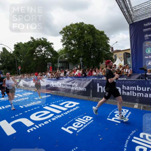29.06.2025 - hella hamburg halbmarathon Zöllner http://msf.ph/oto/8399105 29.06.2025 10:36:22 Ziel 6829, 6993, 12051, 13991, 14075, 15348, 16158, 17192 meine-sportfotos.de