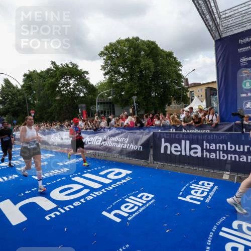 29.06.2025 - hella hamburg halbmarathon Zöllner http://msf.ph/oto/8399115 29.06.2025 10:36:23 Ziel 6829, 6993, 12051, 13991, 14075, 15348, 16158, 17192 meine-sportfotos.de