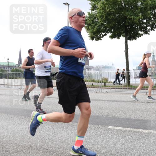29.06.2025 - hella hamburg halbmarathon Lena Gebhardt http://msf.ph/oto/8399120 29.06.2025 10:40:37 Lombardsbrücke 14341, 6229, 1018, 1037, 1075, 1323, 2019, 2042, 2109, 2173, 2206, 2299, 2515, 2572, 2762, 2763, 2858, 3121, 3237, 3293, 3295, 3306, 3432, 3515, 3607, 3694, 3808, 3810, 4044, 4271, 4411, 4530, 4612, 4756, 4775, 4906, 4972, 5059, 5113, 5263, 5351, 5352, 5702, 5753, 5975, 6076, 6098, 6163, 6229, 6278, 6280, 6289, 6363, 6463, 6673, 6866, 6876, 6920, 7108, 7174, 7293, 7675, 7850, 7956, 8053, 8054, 8307, 8378, 8391, 8429, 8430, 9009, 9237, 11053 meine-sportfotos.de