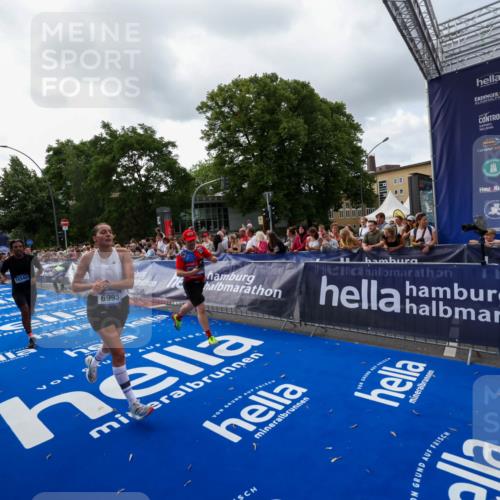 29.06.2025 - hella hamburg halbmarathon Zöllner http://msf.ph/oto/8399127 29.06.2025 10:36:23 Ziel 6829, 6993, 12051, 13991, 14075, 15348, 16158, 17192 meine-sportfotos.de