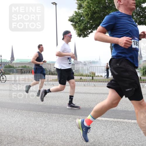 29.06.2025 - hella hamburg halbmarathon Lena Gebhardt http://msf.ph/oto/8399153 29.06.2025 10:40:37 Lombardsbrücke 62, 183, 1018, 1037, 1075, 1323, 2019, 2042, 2109, 2173, 2206, 2299, 2515, 2572, 2762, 2763, 2858, 3121, 3237, 3293, 3295, 3306, 3432, 3515, 3607, 3694, 3808, 3810, 4044, 4271, 4411, 4530, 4612, 4756, 4775, 4906, 4972, 5059, 5113, 5263, 5351, 5352, 5702, 5753, 5975, 6076, 6098, 6163, 6229, 6278, 6280, 6289, 6363, 6463, 6673, 6866, 6876, 6920, 7108, 7174, 7293, 7675, 7850, 7956, 8053, 8054, 8307, 8378, 8391, 8429, 8430, 9009, 9237, 11053 meine-sportfotos.de
