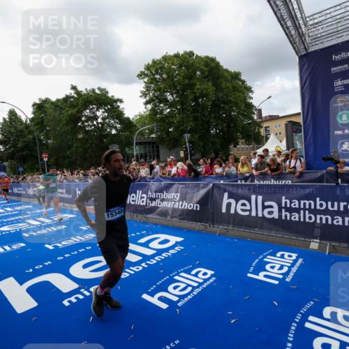 29.06.2025 - hella hamburg halbmarathon Zöllner http://msf.ph/oto/8399177 29.06.2025 10:36:24 Ziel 6829, 6993, 8084, 11304, 12051, 14075, 15348, 16158, 17192 meine-sportfotos.de