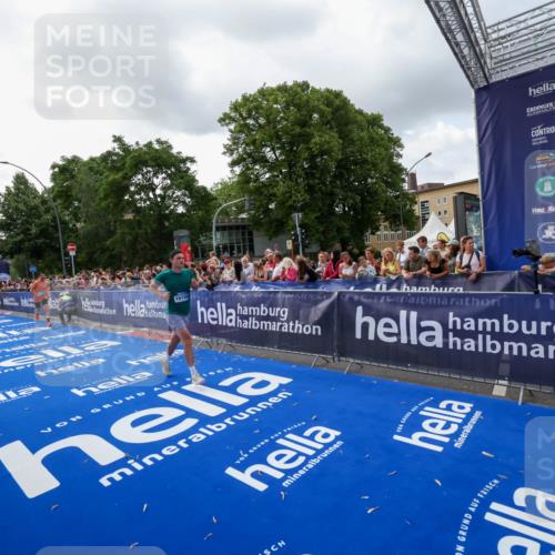 29.06.2025 - hella hamburg halbmarathon Zöllner http://msf.ph/oto/8399196 29.06.2025 10:36:25 Ziel 8084, 11304, 12051, 14075, 15348, 16158, 17192, 18062 meine-sportfotos.de