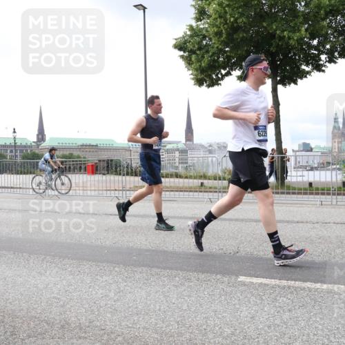 29.06.2025 - hella hamburg halbmarathon Lena Gebhardt http://msf.ph/oto/8399210 29.06.2025 10:40:37 Lombardsbrücke 3293, 14341, 6229, 1018, 1037, 1075, 1323, 2019, 2042, 2109, 2173, 2206, 2299, 2515, 2572, 2762, 2763, 2858, 3121, 3237, 3293, 3295, 3306, 3432, 3515, 3607, 3694, 3808, 3810, 4044, 4271, 4411, 4530, 4612, 4756, 4775, 4906, 4972, 5059, 5113, 5263, 5351, 5352, 5702, 5753, 5975, 6076, 6098, 6163, 6229, 6278, 6280, 6289, 6363, 6463, 6673, 6866, 6876, 6920, 7108, 7174, 7293, 7675, 7850, 7956, 8053, 8054, 8307, 8378, 8391, 8429, 8430, 9009, 9237, 11053 meine-sportfotos.de