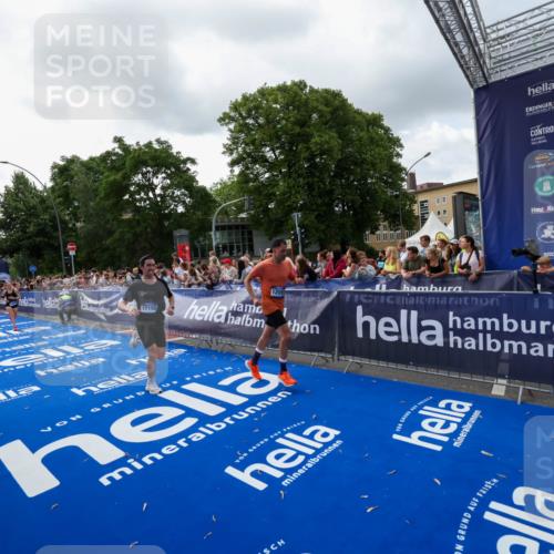 29.06.2025 - hella hamburg halbmarathon Zöllner http://msf.ph/oto/8399246 29.06.2025 10:36:28 Ziel 8084, 9296, 10404, 10680, 10852, 11304, 12051, 12916, 14075, 17192, 18062 meine-sportfotos.de
