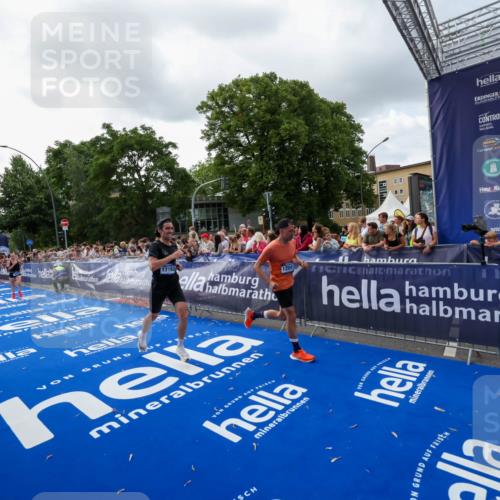 29.06.2025 - hella hamburg halbmarathon Zöllner http://msf.ph/oto/8399252 29.06.2025 10:36:28 Ziel 8084, 9296, 10404, 10680, 10852, 11304, 12051, 12916, 14075, 17192, 18062 meine-sportfotos.de