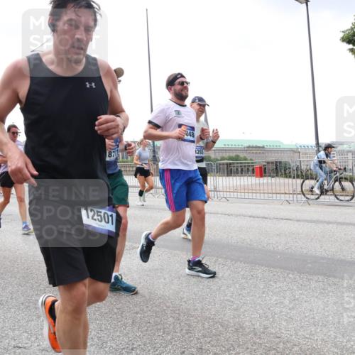 29.06.2025 - hella hamburg halbmarathon Lena Gebhardt http://msf.ph/oto/8399295 29.06.2025 10:40:38 Lombardsbrücke 19026, 875, 12501, 048, 293, 1018, 1037, 1075, 1323, 2019, 2042, 2109, 2173, 2206, 2299, 2515, 2572, 2762, 2763, 2858, 3121, 3237, 3293, 3295, 3306, 3432, 3515, 3607, 3694, 3808, 3810, 4044, 4271, 4411, 4530, 4612, 4756, 4774, 4775, 4906, 4972, 5059, 5113, 5263, 5351, 5352, 5702, 5753, 5975, 6076, 6098, 6163, 6229, 6278, 6280, 6289, 6363, 6463, 6673, 6866, 6876, 6920, 7108, 7174, 7293, 7675, 7850, 7956, 8053, 8054, 8307, 8378, 8391, 8429, 8430, 9009, 9237, 11053 meine-sportfotos.de