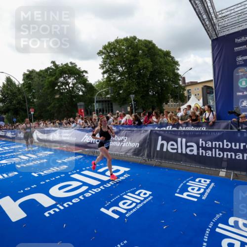 29.06.2025 - hella hamburg halbmarathon Zöllner http://msf.ph/oto/8399305 29.06.2025 10:36:30 Ziel 8084, 9296, 10404, 10680, 10852, 11304, 11833, 12916, 14075, 17723, 18062 meine-sportfotos.de