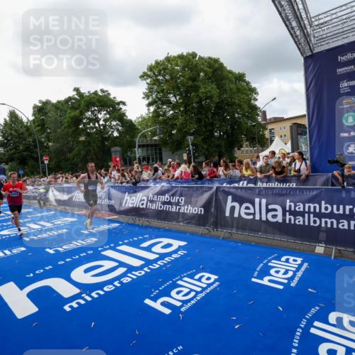 29.06.2025 - hella hamburg halbmarathon Zöllner http://msf.ph/oto/8399315 29.06.2025 10:36:31 Ziel 8084, 9296, 10404, 10680, 10852, 11304, 11833, 12916, 14075, 17723, 18062 meine-sportfotos.de