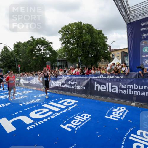 29.06.2025 - hella hamburg halbmarathon Zöllner http://msf.ph/oto/8399322 29.06.2025 10:36:31 Ziel 8084, 9296, 10404, 10680, 10852, 11304, 11833, 12916, 14075, 17723, 18062 meine-sportfotos.de