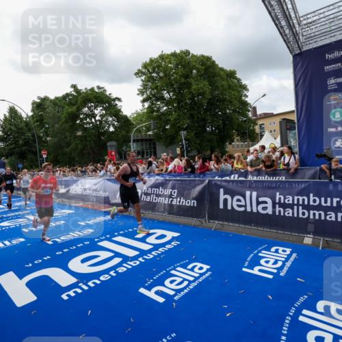 29.06.2025 - hella hamburg halbmarathon Zöllner http://msf.ph/oto/8399331 29.06.2025 10:36:32 Ziel 2121, 8084, 8121, 9296, 10404, 10680, 10852, 11304, 11833, 12916, 17723, 18062 meine-sportfotos.de