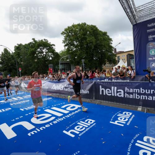 29.06.2025 - hella hamburg halbmarathon Zöllner http://msf.ph/oto/8399338 29.06.2025 10:36:32 Ziel 2121, 8084, 8121, 9296, 10404, 10680, 10852, 11304, 11833, 12916, 17723, 18062 meine-sportfotos.de