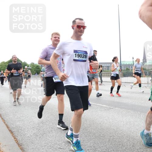 29.06.2025 - hella hamburg halbmarathon Lena Gebhardt http://msf.ph/oto/8399342 29.06.2025 10:40:39 Lombardsbrücke 16085, 900, 19026, 19, 8739, 12981, 187, 1018, 1037, 1075, 1323, 2042, 2109, 2173, 2206, 2299, 2515, 2572, 2762, 2763, 2858, 3121, 3237, 3293, 3295, 3306, 3432, 3515, 3607, 3694, 3808, 3810, 4044, 4271, 4411, 4530, 4612, 4756, 4774, 4775, 4906, 4972, 5059, 5113, 5351, 5352, 5702, 5753, 5975, 6076, 6098, 6163, 6229, 6278, 6280, 6289, 6363, 6463, 6673, 6866, 6876, 6920, 7108, 7174, 7293, 7675, 7850, 7956, 8053, 8054, 8307, 8378, 8391, 8429, 8430, 9009, 9237, 11053 meine-sportfotos.de