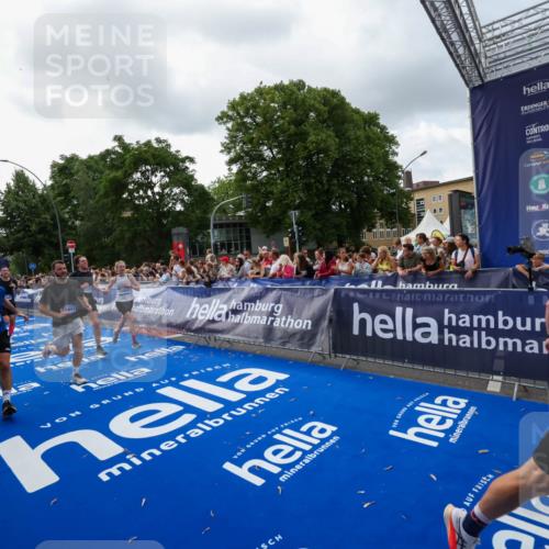 29.06.2025 - hella hamburg halbmarathon Zöllner http://msf.ph/oto/8399348 29.06.2025 10:36:33 Ziel 2121, 8084, 8121, 9296, 10404, 10680, 10852, 11304, 11833, 12916, 17723, 18062 meine-sportfotos.de