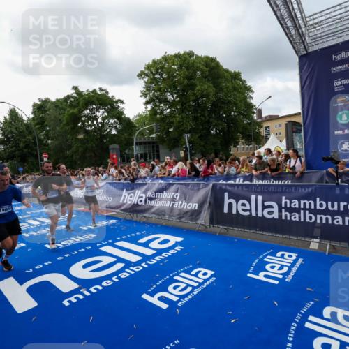 29.06.2025 - hella hamburg halbmarathon Zöllner http://msf.ph/oto/8399360 29.06.2025 10:36:33 Ziel 2121, 8084, 8121, 9296, 10404, 10680, 10852, 11304, 11833, 12916, 17723, 18062 meine-sportfotos.de