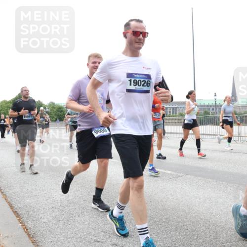 29.06.2025 - hella hamburg halbmarathon Lena Gebhardt http://msf.ph/oto/8399365 29.06.2025 10:40:39 Lombardsbrücke 8370, 16085, 19026, 9000, 8739, 12981, 1018, 1037, 1075, 1323, 2042, 2109, 2173, 2206, 2299, 2515, 2572, 2762, 2763, 2858, 3121, 3237, 3293, 3295, 3306, 3432, 3515, 3607, 3694, 3808, 3810, 4044, 4271, 4411, 4530, 4612, 4756, 4774, 4775, 4906, 4972, 5059, 5113, 5351, 5352, 5702, 5753, 5975, 6076, 6098, 6163, 6229, 6278, 6280, 6289, 6363, 6463, 6673, 6866, 6876, 6920, 7108, 7174, 7293, 7675, 7850, 7956, 8053, 8054, 8307, 8378, 8391, 8429, 8430, 9009, 9237, 11053 meine-sportfotos.de