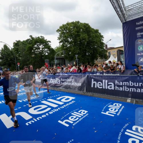 29.06.2025 - hella hamburg halbmarathon Zöllner http://msf.ph/oto/8399370 29.06.2025 10:36:33 Ziel 2121, 8084, 8121, 9296, 10404, 10680, 10852, 11304, 11833, 12916, 17723, 18062 meine-sportfotos.de