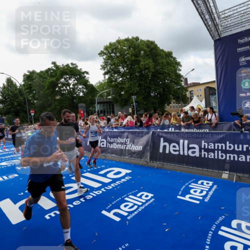29.06.2025 - hella hamburg halbmarathon Zöllner http://msf.ph/oto/8399374 29.06.2025 10:36:34 Ziel 2121, 6915, 8121, 9296, 10404, 10680, 10852, 11833, 12916, 17723, 18062 meine-sportfotos.de