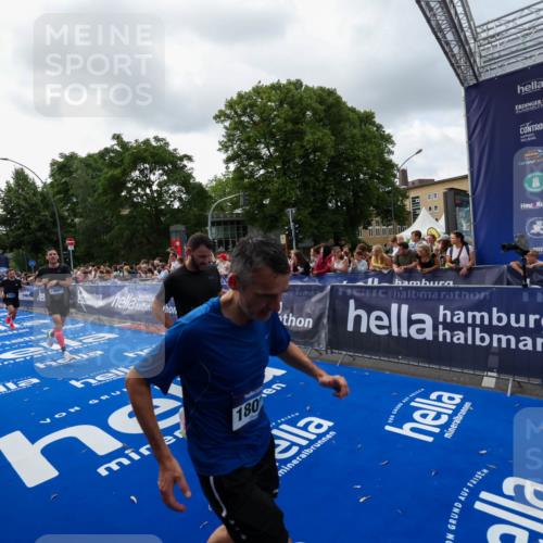 29.06.2025 - hella hamburg halbmarathon Zöllner http://msf.ph/oto/8399382 29.06.2025 10:36:34 Ziel 2121, 6915, 8121, 9296, 10404, 10680, 10852, 11833, 12916, 17723, 18062 meine-sportfotos.de