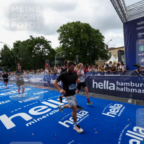 29.06.2025 - hella hamburg halbmarathon Zöllner http://msf.ph/oto/8399390 29.06.2025 10:36:34 Ziel 2121, 6915, 8121, 9296, 10404, 10680, 10852, 11833, 12916, 17723, 18062 meine-sportfotos.de