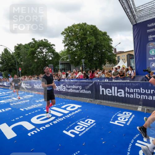 29.06.2025 - hella hamburg halbmarathon Zöllner http://msf.ph/oto/8399402 29.06.2025 10:36:35 Ziel 2121, 6915, 8121, 9296, 10404, 10680, 10852, 11833, 12916, 16523, 17723 meine-sportfotos.de