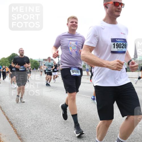 29.06.2025 - hella hamburg halbmarathon Lena Gebhardt http://msf.ph/oto/8399409 29.06.2025 10:40:39 Lombardsbrücke 19026, 441, 9000, 18490, 16085, 1018, 1037, 1075, 1323, 2042, 2109, 2173, 2206, 2299, 2515, 2572, 2762, 2763, 2858, 3121, 3237, 3293, 3295, 3306, 3432, 3515, 3607, 3694, 3808, 3810, 4044, 4271, 4411, 4530, 4612, 4756, 4774, 4775, 4906, 4972, 5059, 5113, 5351, 5352, 5702, 5753, 5975, 6076, 6098, 6163, 6229, 6278, 6280, 6289, 6363, 6463, 6673, 6866, 6876, 6920, 7108, 7174, 7293, 7675, 7850, 7956, 8053, 8054, 8307, 8378, 8391, 8429, 8430, 9009, 9237, 11053 meine-sportfotos.de