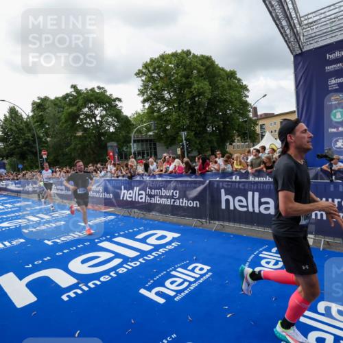 29.06.2025 - hella hamburg halbmarathon Zöllner http://msf.ph/oto/8399411 29.06.2025 10:36:35 Ziel 2121, 6915, 8121, 9296, 10404, 10680, 10852, 11833, 12916, 16523, 17723 meine-sportfotos.de