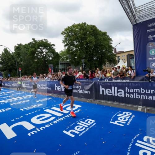 29.06.2025 - hella hamburg halbmarathon Zöllner http://msf.ph/oto/8399429 29.06.2025 10:36:36 Ziel 2121, 6915, 8121, 9296, 10680, 11833, 16523, 17723 meine-sportfotos.de