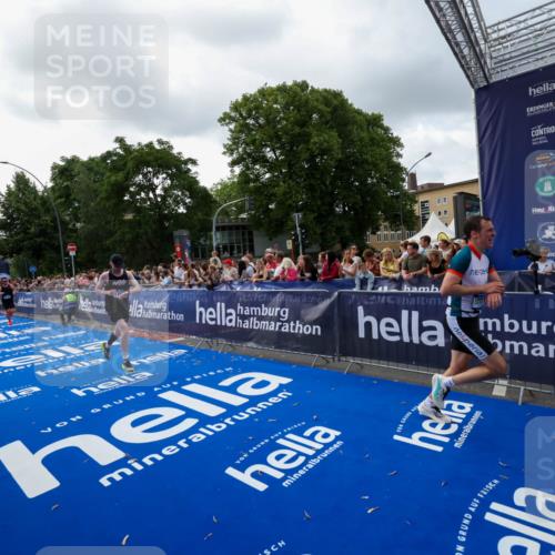 29.06.2025 - hella hamburg halbmarathon Zöllner http://msf.ph/oto/8399458 29.06.2025 10:36:37 Ziel 2121, 3809, 6915, 8121, 9296, 11833, 16523, 17723 meine-sportfotos.de