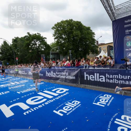 29.06.2025 - hella hamburg halbmarathon Zöllner http://msf.ph/oto/8399468 29.06.2025 10:36:38 Ziel 2121, 3809, 5092, 6915, 8121, 11833, 16523, 17723 meine-sportfotos.de
