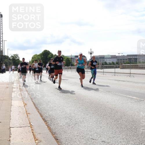 29.06.2025 - hella hamburg halbmarathon Lena Gebhardt http://msf.ph/oto/8399474 29.06.2025 10:15:58 Lombardsbrücke 11303, 8746, 18641, 1156, 1308, 1440, 1651, 2071, 2076, 2110, 2165, 2436, 2803, 2835, 2989, 3167, 3417, 4007, 4466, 4492, 4494, 4637, 4828, 5046, 5069, 5423, 6376, 6576, 7897, 7941, 7942, 8169, 8274, 8554, 8746, 8885, 9192, 9601, 9657, 9675, 9784, 9802, 9881, 10107, 10108, 10292, 10608, 10775, 10844, 10990, 11113, 11303, 11478, 11774, 11783, 11818, 12427, 12469, 13179, 13818, 13951, 14413, 14423, 14550, 14552, 15307 meine-sportfotos.de