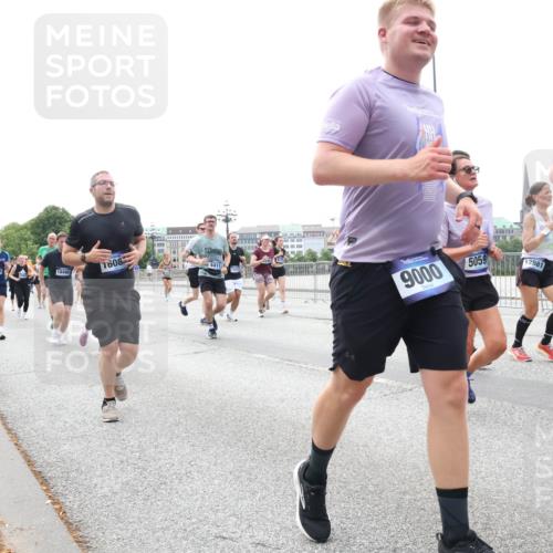29.06.2025 - hella hamburg halbmarathon Lena Gebhardt http://msf.ph/oto/8399477 29.06.2025 10:40:39 Lombardsbrücke 18490, 608, 4411, 9000, 5059, 12981, 1018, 1037, 1075, 1323, 2042, 2109, 2173, 2206, 2299, 2515, 2572, 2762, 2763, 2858, 3121, 3237, 3293, 3295, 3306, 3432, 3515, 3607, 3694, 3808, 3810, 4044, 4271, 4411, 4530, 4612, 4756, 4774, 4775, 4906, 4972, 5059, 5113, 5351, 5352, 5702, 5753, 5975, 6076, 6098, 6163, 6229, 6278, 6280, 6289, 6363, 6463, 6673, 6866, 6876, 6920, 7108, 7174, 7293, 7675, 7850, 7956, 8053, 8054, 8307, 8378, 8391, 8429, 8430, 9009, 9237, 11053 meine-sportfotos.de