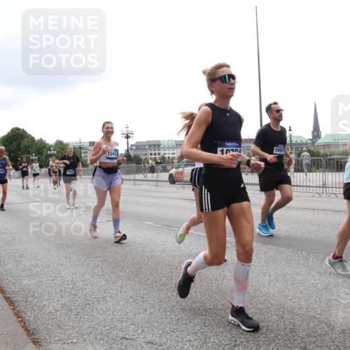 29.06.2025 - hella hamburg halbmarathon Lena Gebhardt http://msf.ph/oto/8399485 29.06.2025 10:49:51 Lombardsbrücke 1888, 15582, 15412, 100, 16975, 1023, 1040, 1041, 1487, 1511, 1625, 1805, 1888, 2212, 2466, 2668, 2862, 2997, 3183, 3383, 3943, 4090, 4769, 4870, 5076, 5106, 5552, 5694, 5749, 5751, 6191, 6694, 7301, 7305, 7339, 7366, 7650, 7679, 7722, 8065, 8254, 9015, 9162, 9261, 9940, 10333, 10403, 10617, 10683, 10704, 11030, 11558, 11631, 11760, 12124, 12388, 13128, 13309, 13381, 13744, 13764, 14505, 14545, 14692, 15626 meine-sportfotos.de
