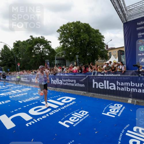 29.06.2025 - hella hamburg halbmarathon Zöllner http://msf.ph/oto/8399504 29.06.2025 10:36:40 Ziel 1571, 2121, 3809, 5092, 6915, 8121, 16523, 18038, 18733 meine-sportfotos.de
