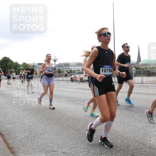 29.06.2025 - hella hamburg halbmarathon Lena Gebhardt http://msf.ph/oto/8399520 29.06.2025 10:49:51 Lombardsbrücke 1888, 15542, 15412, 10704, 162, 1040, 1041, 1487, 1511, 1625, 1805, 1888, 2212, 2466, 2668, 2862, 2997, 3183, 3383, 3943, 4090, 4769, 4870, 5076, 5106, 5552, 5694, 5749, 5751, 6191, 6694, 7301, 7305, 7339, 7366, 7650, 7679, 7722, 8065, 8254, 9015, 9162, 9261, 9940, 10333, 10403, 10617, 10683, 10704, 11030, 11558, 11631, 11760, 12124, 12388, 13128, 13309, 13381, 13744, 13764, 14505, 14545, 14692, 15626 meine-sportfotos.de