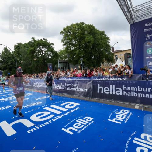 29.06.2025 - hella hamburg halbmarathon Zöllner http://msf.ph/oto/8399543 29.06.2025 10:36:42 Ziel 1571, 3809, 5092, 6915, 14622, 15621, 16523, 18038, 18733 meine-sportfotos.de