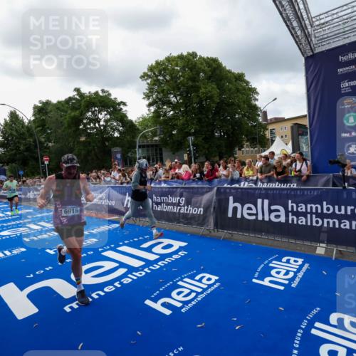 29.06.2025 - hella hamburg halbmarathon Zöllner http://msf.ph/oto/8399555 29.06.2025 10:36:43 Ziel 1571, 3809, 5092, 5961, 6915, 14622, 15621, 16523, 18038, 18733 meine-sportfotos.de
