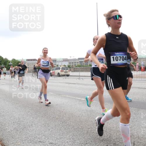 29.06.2025 - hella hamburg halbmarathon Lena Gebhardt http://msf.ph/oto/8399557 29.06.2025 10:49:52 Lombardsbrücke 15582, 15412, 14, 10704, 1040, 1041, 1487, 1511, 1625, 1805, 1888, 2212, 2466, 2668, 2862, 2997, 3183, 3383, 3701, 3943, 4090, 4769, 4870, 5076, 5552, 5694, 5749, 5751, 6191, 6694, 7305, 7339, 7366, 7650, 7679, 7721, 7722, 8065, 8254, 9015, 9162, 9261, 9605, 9940, 10403, 10617, 10683, 10704, 11030, 11558, 11631, 11760, 12124, 12388, 13127, 13128, 13309, 13381, 13744, 13764, 14505, 14545, 14692, 15626 meine-sportfotos.de