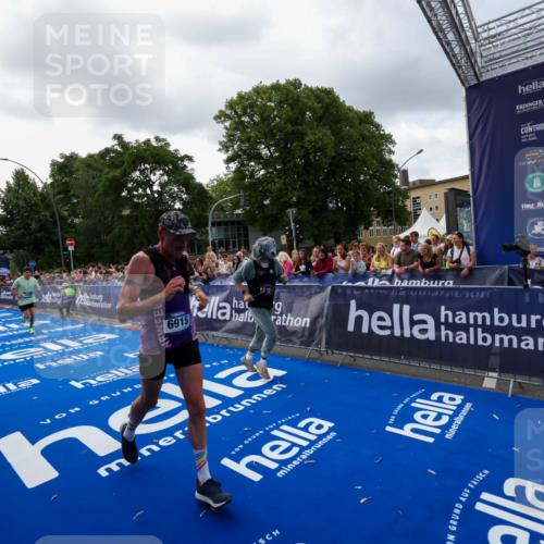 29.06.2025 - hella hamburg halbmarathon Zöllner http://msf.ph/oto/8399564 29.06.2025 10:36:43 Ziel 1571, 3809, 5092, 5961, 6915, 14622, 15621, 16523, 18038, 18733 meine-sportfotos.de
