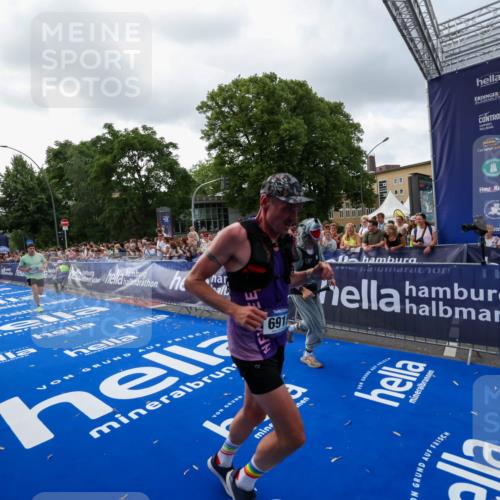 29.06.2025 - hella hamburg halbmarathon Zöllner http://msf.ph/oto/8399581 29.06.2025 10:36:43 Ziel 1571, 3809, 5092, 5961, 6915, 14622, 15621, 16523, 18038, 18733 meine-sportfotos.de