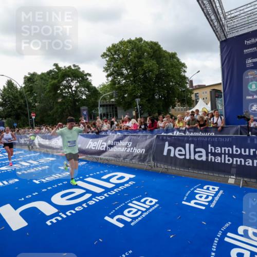 29.06.2025 - hella hamburg halbmarathon Zöllner http://msf.ph/oto/8399617 29.06.2025 10:36:44 Ziel 1571, 3809, 5092, 5961, 14622, 15621, 16523, 18038, 18733 meine-sportfotos.de